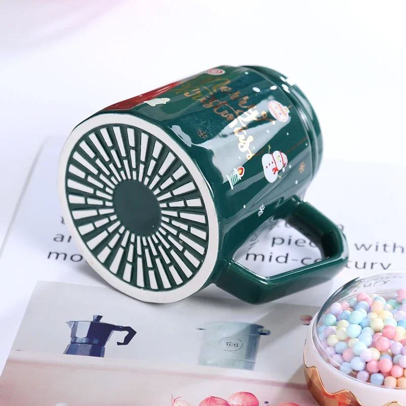 Christmas Mugs with lid and Santa Claus spoon Creative Planet Ceramic - Assembly Detail