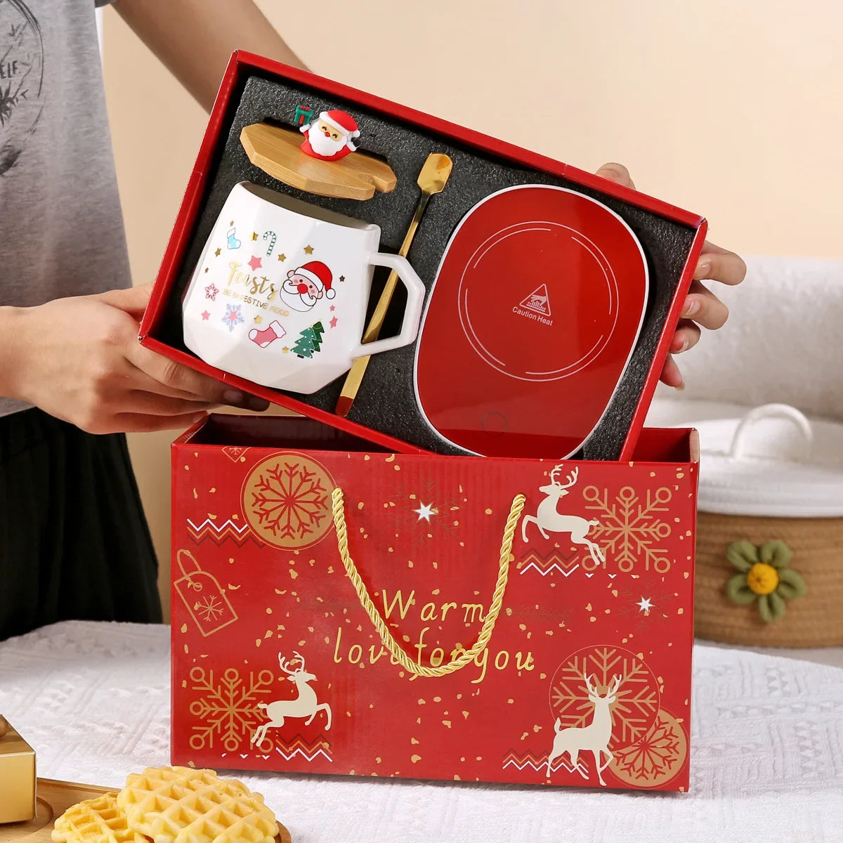 2025 Christmas Gift Set: Warm 55℃ Ceramic Mug with Lid featuring Santa - Pattern Detail